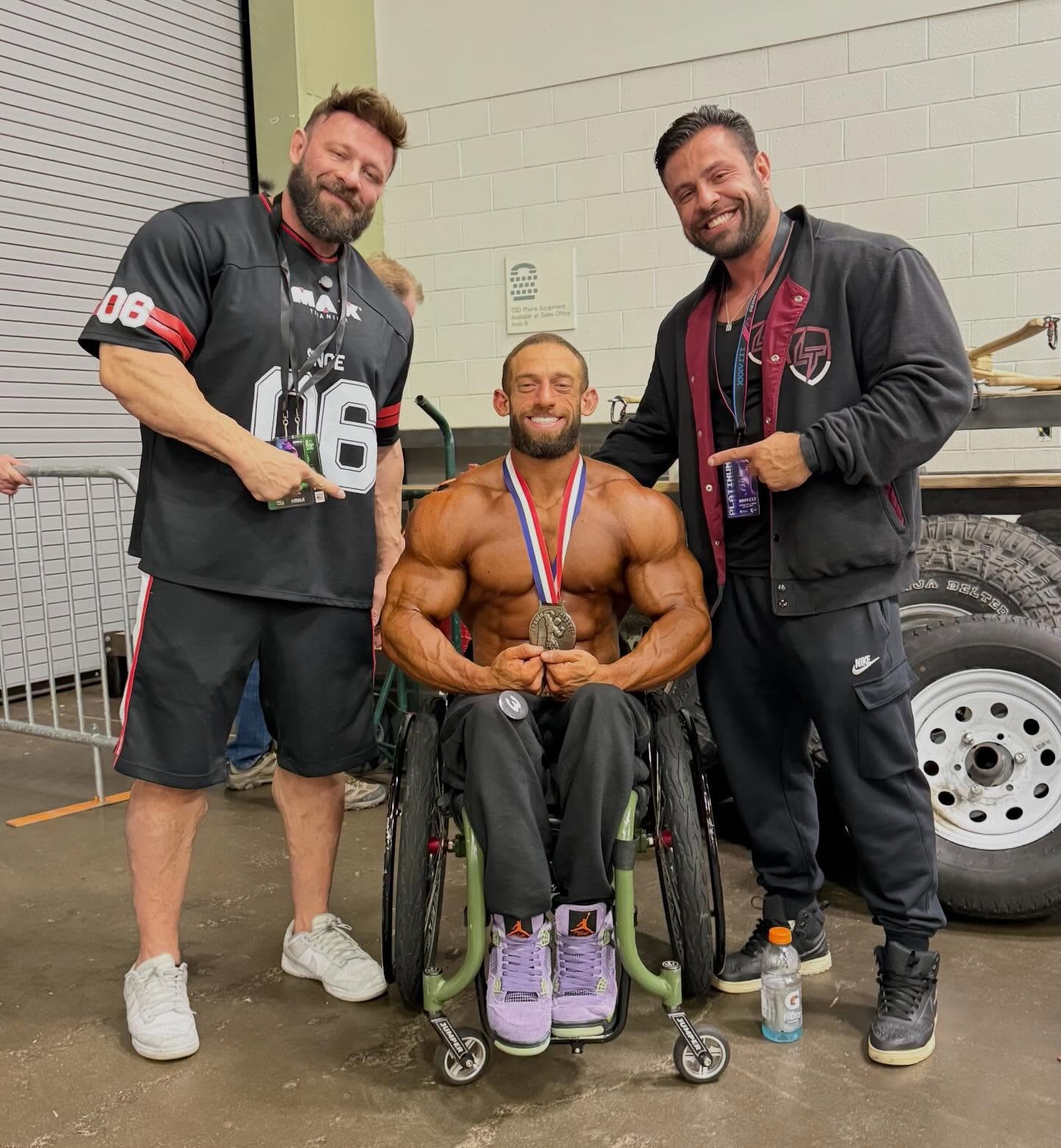 Gabriel Lacerda no Mr. Olympia com o atleta Gorila Albino e o coach Fabrício Pacholok