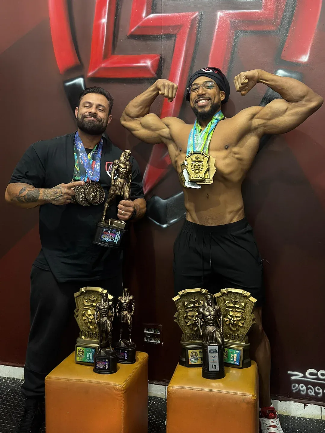 Nutrinando - atleta do Lacerdas Team com troféus e medalhas
