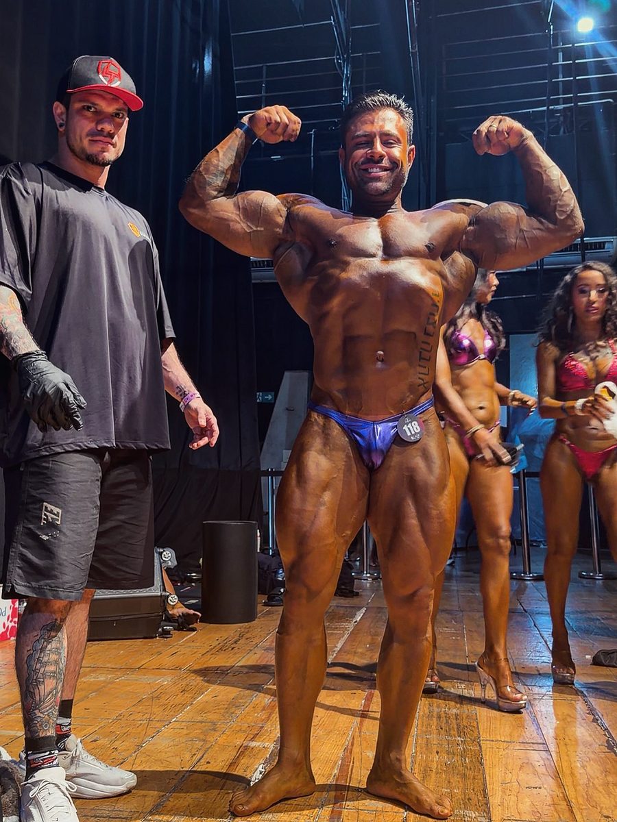 Gabriel Lacerda no palco em competição de fisiculturismo